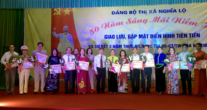 15 tập thể, 17 cá nhân điển hình tiên tiến trong học tập và làm theo tấm gương đạo đức Hồ Chí Minh được Đảng bộ thị xã khen thưởng.