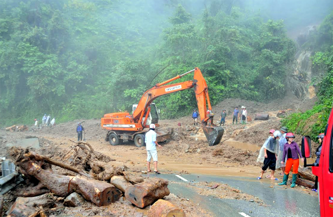 Ngành giao thông - vận tải tỉnh Yên Bái khắc phục hậu quả mưa bão tại khu vực đèo Khau Phạ, huyện Mù Cang Chải.