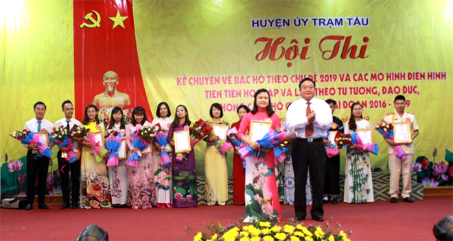 Lãnh đạo huyện Trạm Tấu trao thưởng cho các thí sinh tại vòng chung kết của Hội thi.