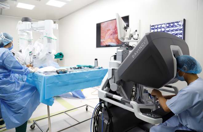 Các bác sĩ thực hiện phẫu thuật nội soi với hệ thống Robot Da Vinci Xi cho người bệnh ung thư đại trực tràng tại bệnh viện K.