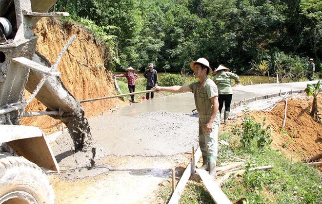 Người dân xã Văn Lãng tham gia đổ bê tông các tuyến đường liên thôn, liên xóm.