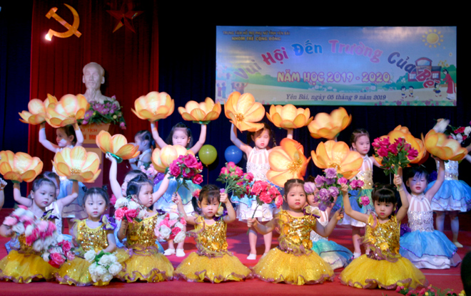 Các bé mần non Trường mầm non cộng đồng, thành phố Yên Bái múa hát mừng năm học mới.