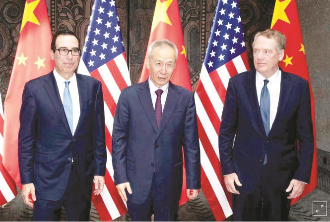 Phó Thủ tướng Trung Quốc Lưu Hạc (giữa) cùng Đại diện thương mại Mỹ Robert Lighthizer, Bộ trưởng Tài chính Mỹ Steven Mnuchin gặp nhau ở Thượng Hải hôm 31/7