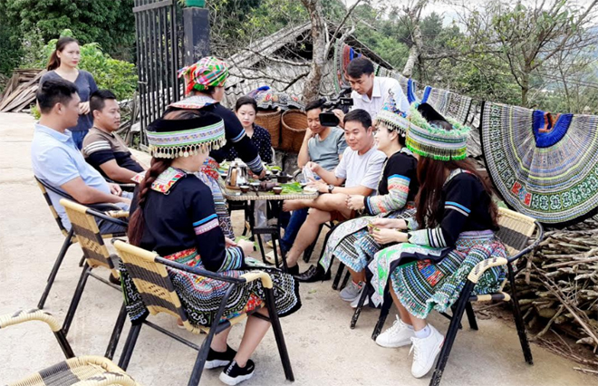 Mới đi vào hoạt động nhưng mô hình du lịch cộng đồng của gia đình chị Sùng Thị Xày ở thôn Pang Cáng, xã Suối Giàng đã thu hút khá đông du khách đến thăm quan, nghỉ dưỡng.