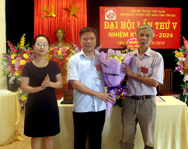 Lãnh đạo Hội Liên hiệp VHNT tỉnh tặng hoa chúc mừng Ban chấp hành Chi hội Mỹ thuật Việt Nam tỉnh Yên Bái nhiệm kỳ 2019-2024.