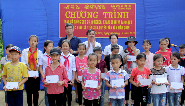 Lãnh đạo Sở Nội vụ và nhà tài trợ tặng quà cho 28 em học sinh có hoàn cảnh khó khăn đạt thành tích cao trong học tập.