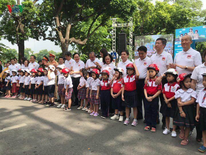 Hàng nghìn người có mặt tại khu vực hồ Hoàn Kiếm đi bộ, vận động đội mũ bảo hiểm cho trẻ em.