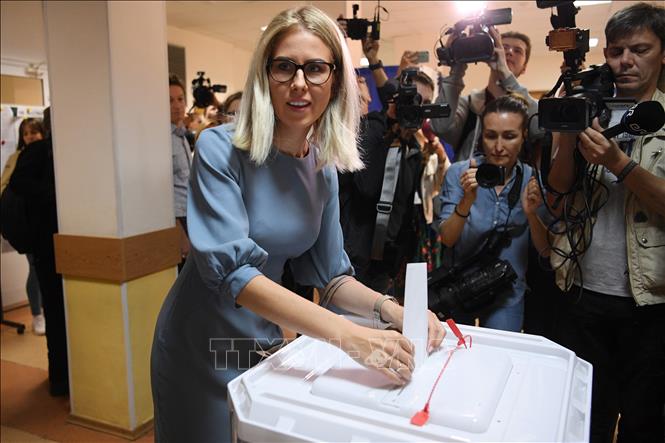 Nhà hoạt động đối lập Nga Lyubov Sobol bỏ phiếu tại điểm bầu cử ở Moscow ngày 8-9-2019.
