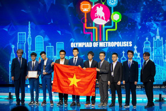 Đoàn học sinh Việt Nam nhận giải tại lễ bế mạc Olympic quốc tế MoskvaĐoàn học sinh Việt Nam nhận giải tại lễ bế mạc Olympic quốc tế Moscow.