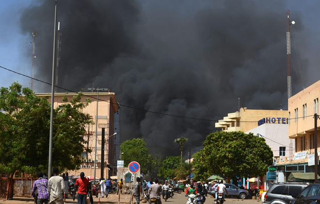 Trong ảnh: Khói bốc lên sau một vụ tấn công ở thủ đô Ouagadougou, Burkina Faso.