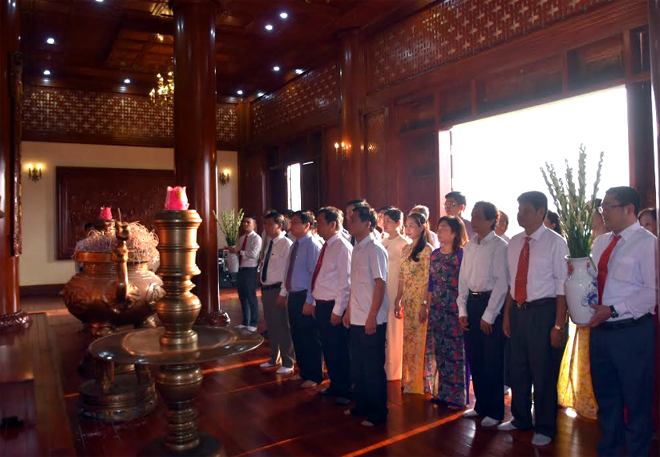 Cán bộ, công chức và người lao động Cục Thuế tỉnh thành kính báo công trước anh linh Chủ tịch Hồ Chí Minh.
