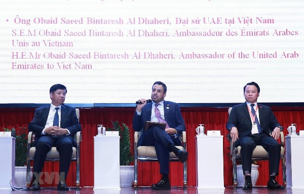 Chủ tịch UBND tỉnh Yên Bái Đỗ Đức Duy (bên phải) tham dự Tọa đàm nâng cao hiệu quả hợp tác thương mại giữa Việt Nam và Trung Đông.