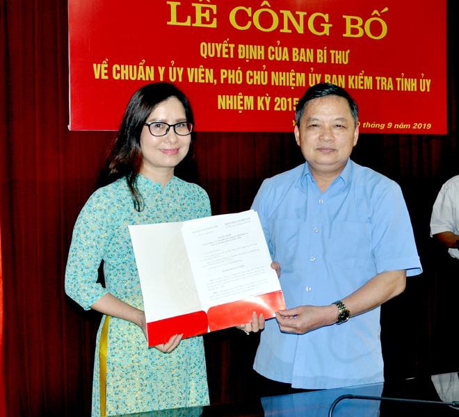 Phó Bí thư Thường trực Tỉnh ủy Dương Văn Thống trao quyết định, chúc mừng đồng chí Vương Thị Thanh Lâm.