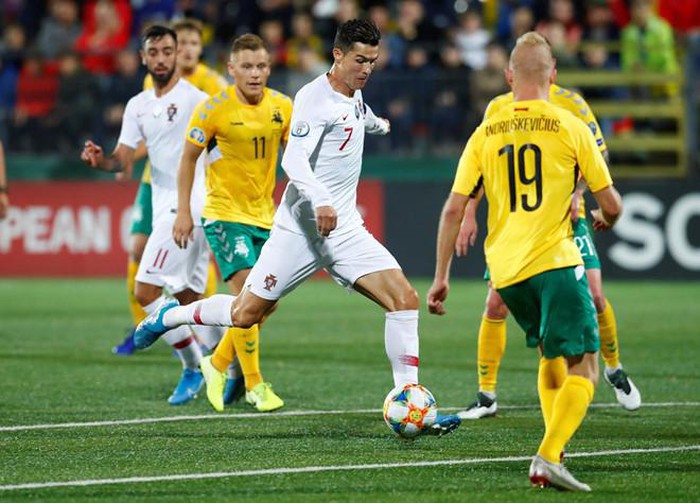 Ronaldo ghi bốn bàn giúp Bồ Đào Nha đại thắng ở vòng loại EURO 2020.