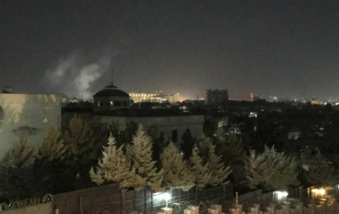 Khói bốc lên từ hiện trường vụ tấn công Đại sứ quán Mỹ ở Kabul.