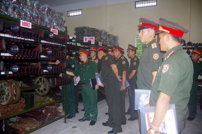 Đoàn cán bộ quân sự Bộ CHQS tỉnh Xay Nhạ Bu Ly (Lào) thăm quan Kho K1B, Bộ CHQS tỉnh Yên Bái.