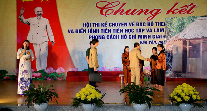 Hoạt cảnh trong phần thi kể chuyện của thí sinh Nguyễn Thị Bích Liên đến từ Đảng bộ xã Viễn Sơn.