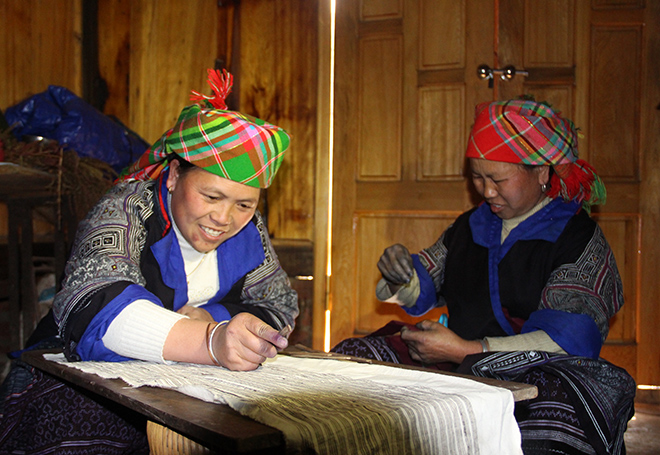Một công đoạn trong sản xuất thổ cẩm của người dân tộc Mông Mù Cang Chải.
