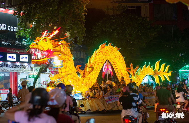 Những chiếc đèn Trung thu khổng lồ tràn ngập đường phố Tuyên Quang.