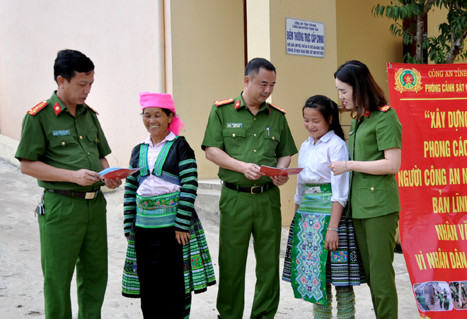Cán bộ Công an tỉnh tuyên truyền phổ biến pháp luật cho nhân dân huyện Trạm Tấu. (Ảnh: Mai Linh)
