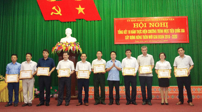 UBND huyện Trấn Yên khen thưởng các tập thể và cá nhân có nhiều đóng góp trongphong trào thi đua chung sức xây dựng nông thôn mới.
