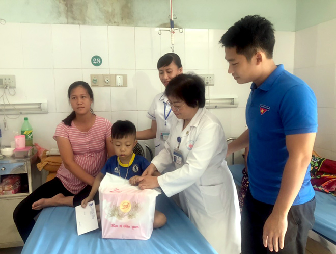 Tuổi trẻ Đoàn Khối các cơ quan tỉnh phối hợp với Công đoàn Bệnh viện Đa khoa tỉnh tặng quà các bệnh nhi.