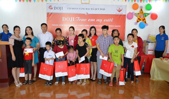 Đại diện Tập đoàn DOJI tặng quà cho trẻ em khuyết tật tại Trung tâm Trợ giúp và Can thiệp sớm trẻ khuyết tật Hương Giang.