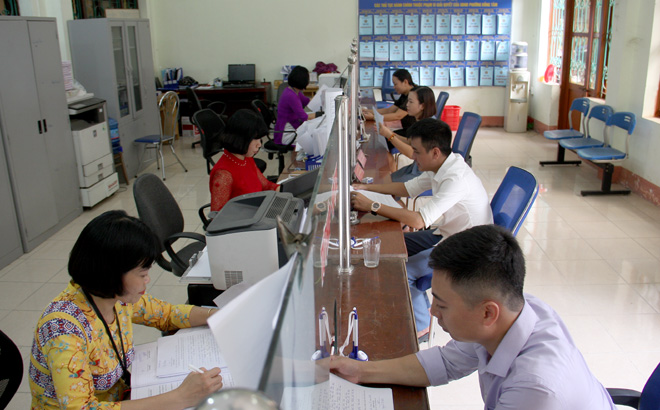 Cán bộ Bộ phận Phục vụ hành chính công phường Đồng Tâm, thành phố Yên Bái giải quyết công việc cho người dân.