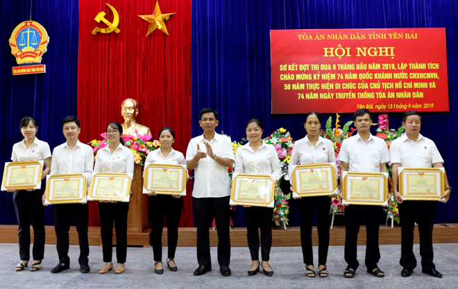 Đồng chí Phan Văn Tiến – Chánh án TAND tỉnh tặng giấy khen cho các tập thể, cá nhân đã có thành tích xuất sắc trong 2 đợt thi đua 9 tháng đầu năm 2019.
