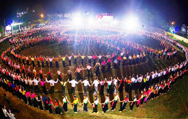 Năm 2013, Hội đồng kỷ lục Guinness Việt Nam đã trao chứng nhận Màn đại xòe cổ lớn nhất Việt Nam cho thị xã Nghĩa Lộ với 2.013 người tham gia.