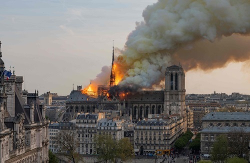 Khói và bụi bốc lên từ hiện trường vụ cháy Nhà thờ Đức Bà ở Paris, Pháp hôm 15/4.