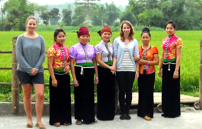 Khách du lịch tìm hiểu trang phục của người Thái.