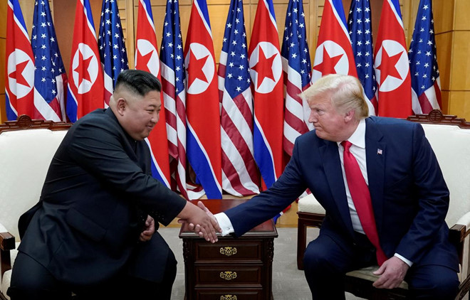 Tổng thống Trump (phải) và Chủ tịch Kim gặp nhau tại Bàn Môn Điếm vào ngày 30.6