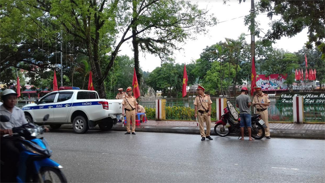 Tổ công tác Đội Cảnh sát Giao thông - Trật tự - Cơ động Công an huyện Văn Yên thực hiện tuần tra, kiểm soát trên địa bàn huyện.