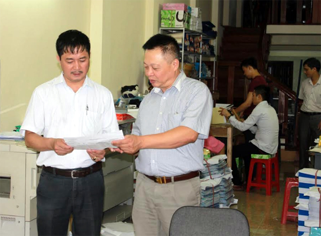 Cán bộ Chi cục Thuế thành phố Yên Bái hướng dẫn hộ kinh doanh kê khai thuế.