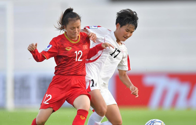 U16 nữ Việt Nam (áo đỏ) không thể cản được Triều Tiên.
