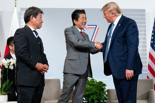 Hai nhà lãnh đạo Mỹ và Nhật Bản bắt tay tại cuộc gặp bên lề Hội nghị Thượng đỉnh G7.