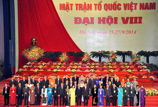 Đoàn Chủ tịch Ủy ban Trung ương MTTQ Việt Nam khóa VIII ra mắt Đại hội.