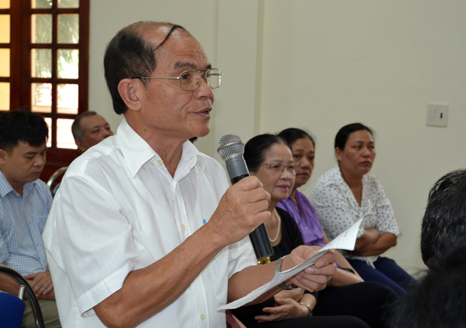 Cử tri phường Yên Ninh, thành phố Yên Bái phát biểu ý kiến với đại biểu HĐND 3 cấp tại Hội nghị tiếp xúc cử tri trức Kỳ họp thứ 13 – HĐND tỉnh khóa XVIII.