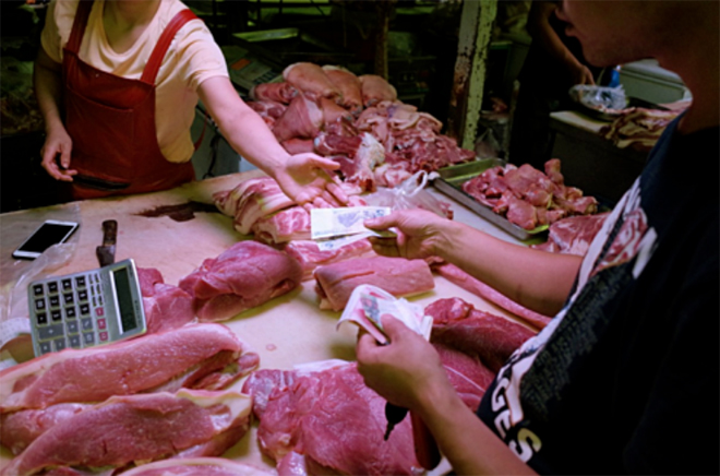 Một quầy bán thịt heo tại Bắc Kinh, Trung Quốc.