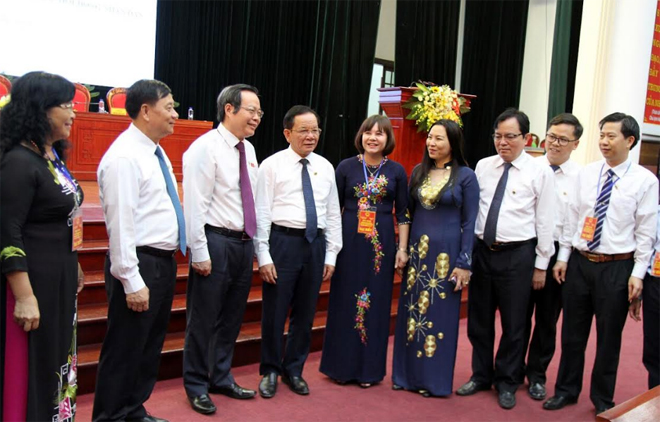Đồng chí Phùng Quốc Hiển - Phó Chủ tịch Quốc hội (thứ 3, từ trái sang) trao đổi với đại biểu Thường trực HĐND các tỉnh trung du, miền núi phía Bắc tại tỉnh Sơn La.