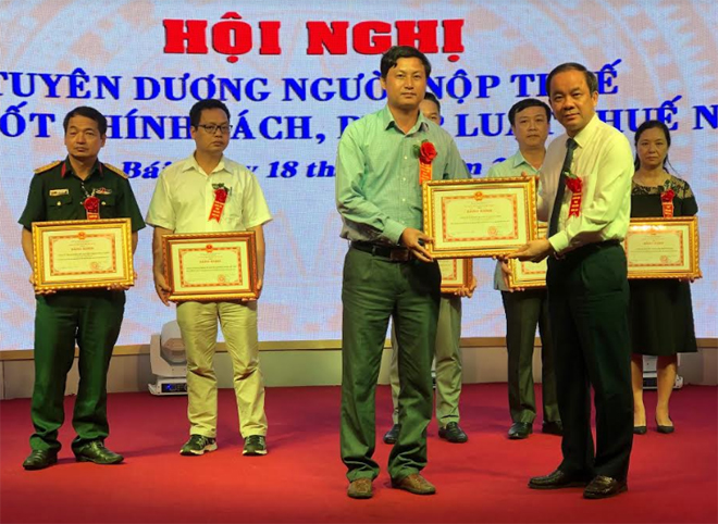 Đồng chí Tạ Văn Long - Phó Chủ tịch Trường trực UBND tỉnh tặng bằng khen cho các doanh nghiệp thực hiện tốt nghĩa vụ thuế với Nhà nước năm 2018.