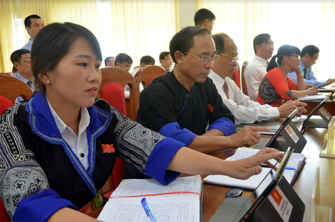HĐND tỉnh Yên Bái ứng dụng công nghệ thông tin triển khai mô hình kỳ họp “không giấy”, các đại biểu biểu quyết thông qua hệ thống máy tính bảng.
