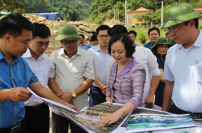 Đồng chí Bí thư Tỉnh ủy, Chủ tịch HĐND tỉnh Phạm Thị Thanh Trà nắm bắt tình hình triển khai một số dự án, công trình trọng điểm tại huyện Mù Cang Chải.