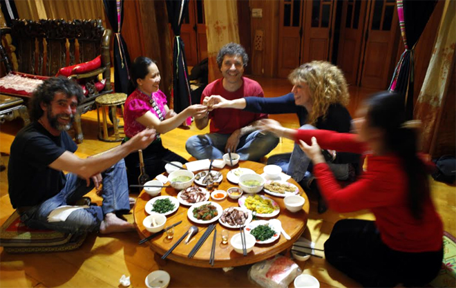 Đến với homestay, du khách được trải nghiệm công việc hàng ngày và thưởng thức các món ăn truyền thống của đồng bào.  (Ảnh: Thanh Miền)