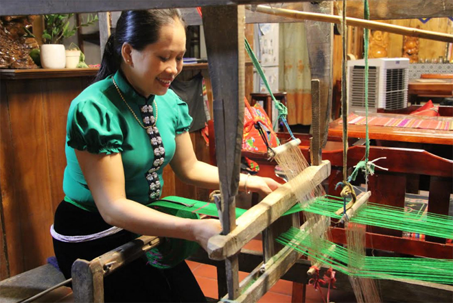 Chị Hà Thị Chinh ở bản Đêu 2, xã Nghĩa An, thị xã Nghĩa Lộ lưu giữ nghề dệt thổ cẩm truyền thống của người dân tộc Thái Mường Lò.