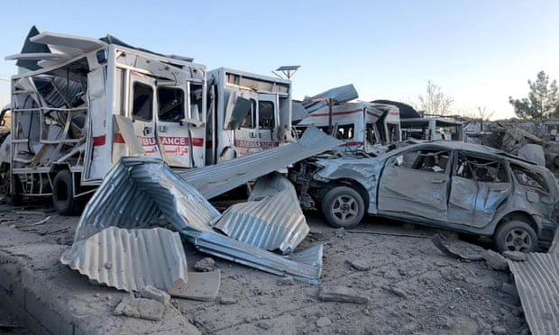Xe cứu thương trong khuôn viên bệnh viện thành phố Qalat bị phá nát bởi vụ đánh bom của Taliban.