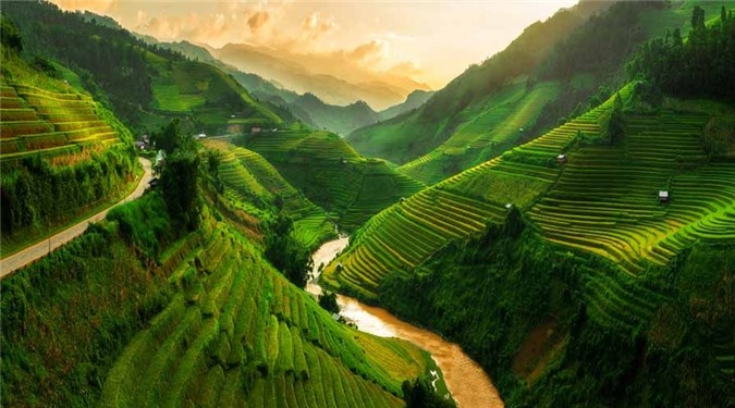 Mù Cang Chải là một trong những vùng núi đẹp nhất thế giới thuộc huyện miền Tây của tỉnh Yên Bái, cách Hà Nội khoảng 300km. Gần đây, địa danh này được độc giả của trang web du lịch Mỹ Insider bình chọn là 1 trong 19 điểm đến đáng ghé thăm nhất thế giới.