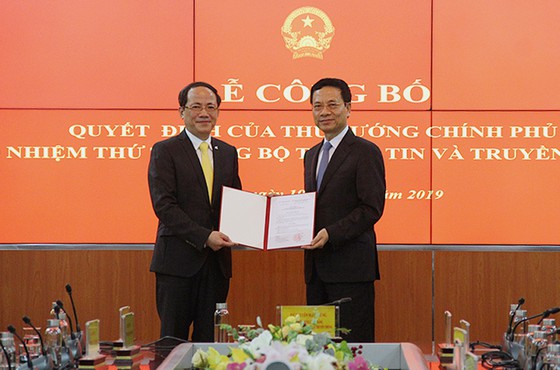 Thừa ủy quyền của Thủ tướng, Bộ trưởng Bộ TT-TT Nguyễn Mạnh Hùng đã trao Quyết định bổ nhiệm Thứ trưởng Bộ TT-TT cho đồng chí Phạm Anh Tuấn.