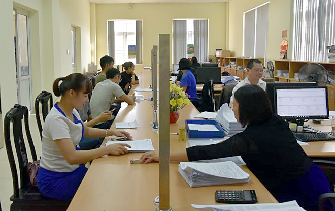Bộ phận một cửa Chi cục Thuế thành phố Yên Bái tạo thuận lợi cho người dân đến giao dịch.